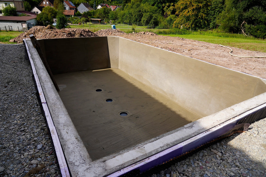 Dichtschlämme für den Teich: Geeignet für Koiteiche?