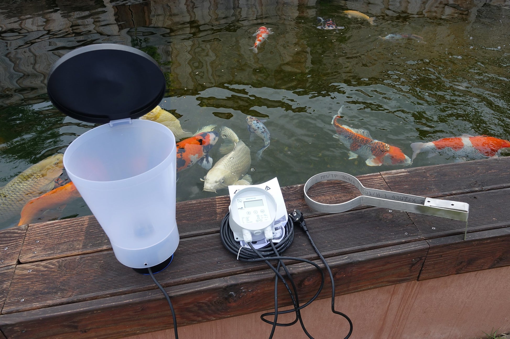 Linn Futterautomat für Teiche und Koiteiche. Zur Fütterung von Fischen und Koi Fischen. Automatische Fütterung in kleinen Portionen. Futterautomat mit Motor und Steuerung. Mehrere Fütterungen pro Tag einstellbar. Qualität aus Deutschland!