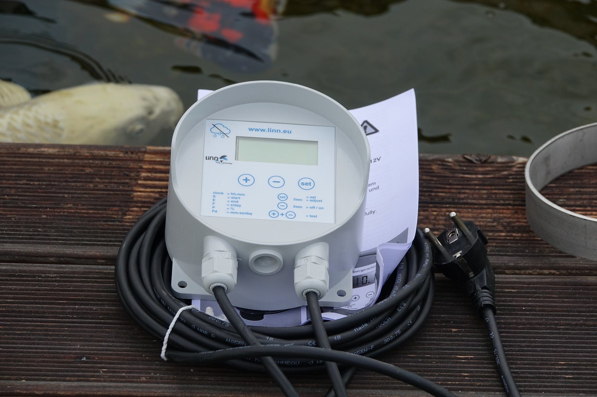 Linn Futterautomat für Teiche und Koiteiche. Zur Fütterung von Fischen und Koi Fischen. Automatische Fütterung in kleinen Portionen. Futterautomat mit Motor und Steuerung. Mehrere Fütterungen pro Tag einstellbar. Qualität aus Deutschland!