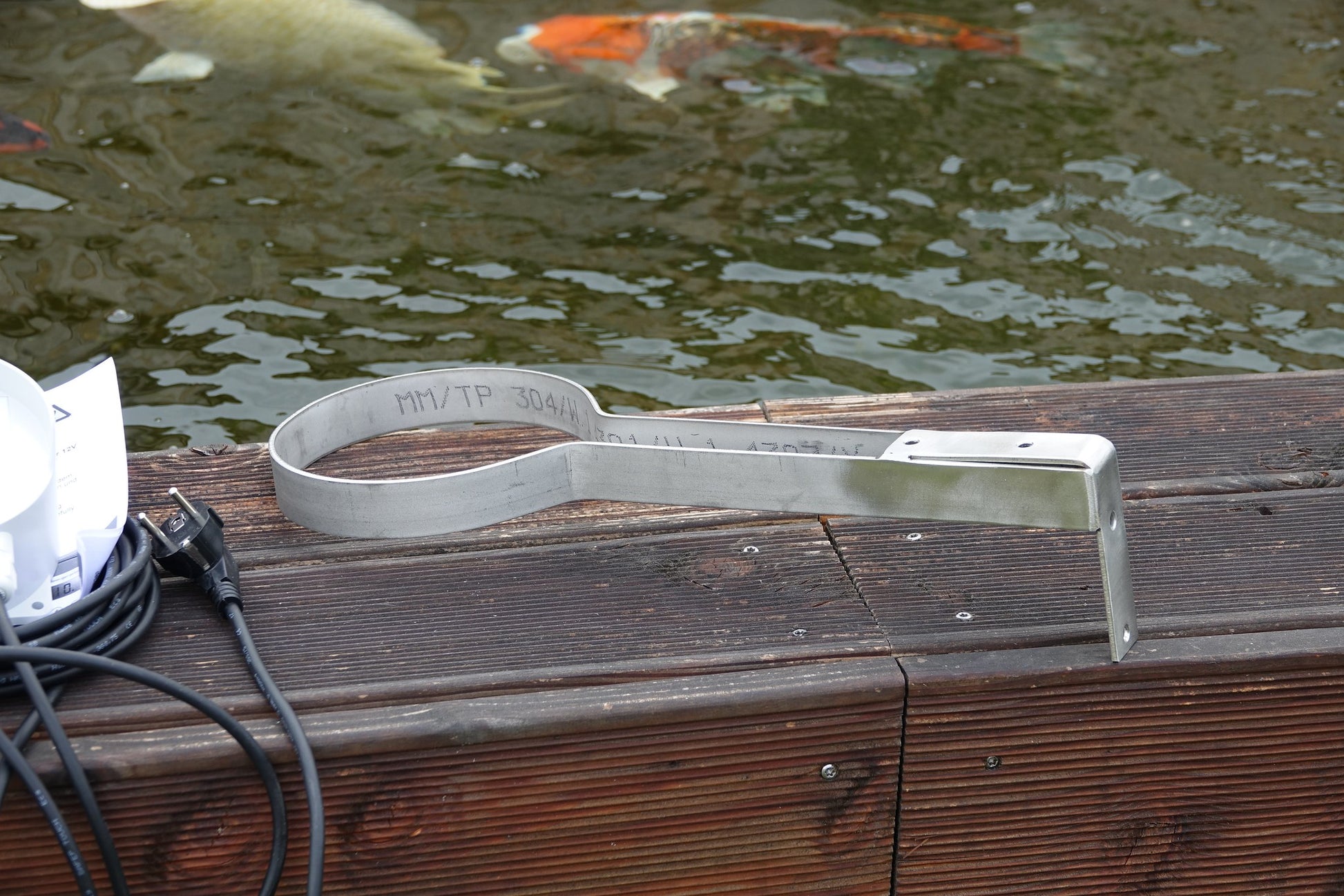 Linn Futterautomat für Teiche und Koiteiche. Zur Fütterung von Fischen und Koi Fischen. Automatische Fütterung in kleinen Portionen. Futterautomat mit Motor und Steuerung. Mehrere Fütterungen pro Tag einstellbar. Qualität aus Deutschland!