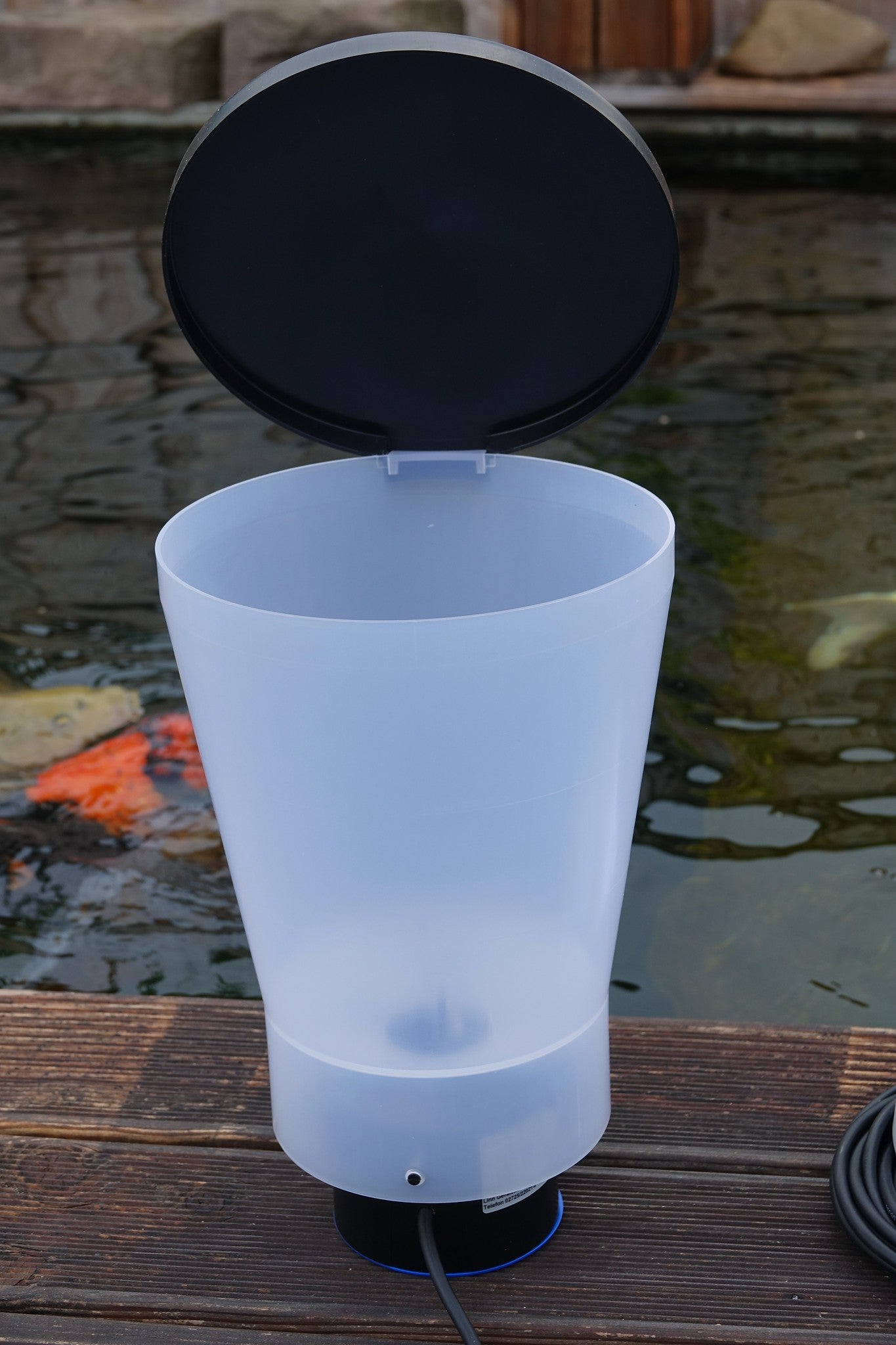 Linn Futterautomat für Teiche und Koiteiche. Zur Fütterung von Fischen und Koi Fischen. Automatische Fütterung in kleinen Portionen. Futterautomat mit Motor und Steuerung. Mehrere Fütterungen pro Tag einstellbar. Qualität aus Deutschland!