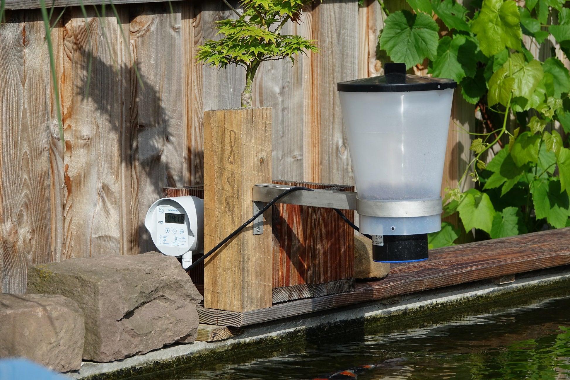 Linn Futterautomat für Teiche und Koiteiche. Zur Fütterung von Fischen und Koi Fischen. Automatische Fütterung in kleinen Portionen. Futterautomat mit Motor und Steuerung. Mehrere Fütterungen pro Tag einstellbar. Qualität aus Deutschland!