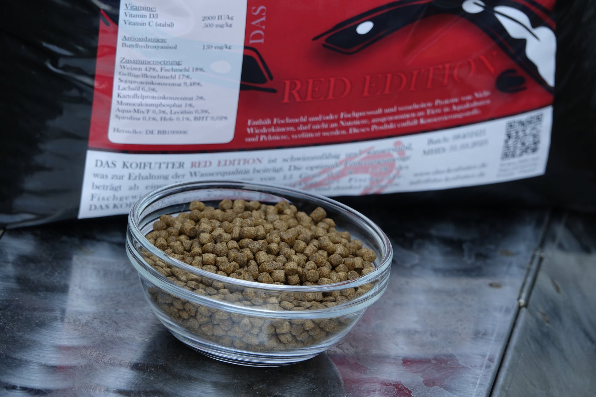 DAS KOIFUTTER RED EDITION - Günstiges und gutes Koi und Fischfutter für gutes Wachstum im Sommer als Alleinfuttermittel für Koikarpfen. Für ambitionierte Koihalter. Mit Spurenelementen und Nährstoffen. Auch für Goldfische im Gartenteich.